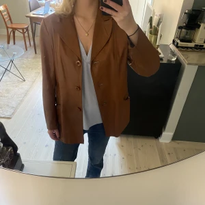 Vintage skinnkavaj - Konjaksbrun skinnkavaj inköpt i en vintage butik. Finns ingen storlek på plagget men jag är en S och den sitter lite pösigt på mig. 