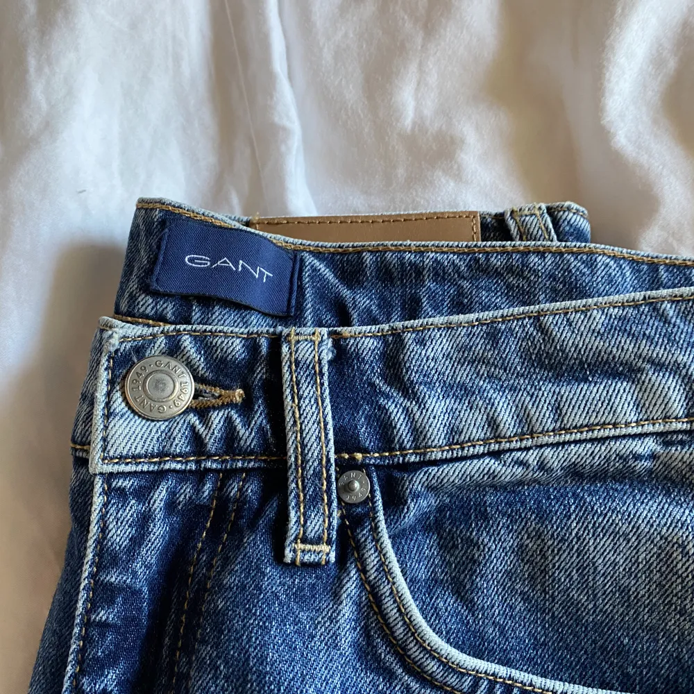Skitsnygga croppade jeans i storlek 27, använda en gång och säljs pga de är för små.. Jeans & Byxor.