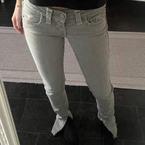 True religion jeans i grå, dom har en slit vid benet som jag tror den som hade dom innan mig har gjort💗dom är i bra kvalitet💗säljer då dom inte kommer till användning, priset kan diskuteras 