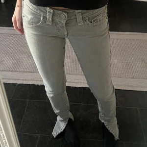 True religion jeans - True religion jeans i grå, dom har en slit vid benet som jag tror den som hade dom innan mig har gjort💗dom är i bra kvalitet💗säljer då dom inte kommer till användning, priset kan diskuteras 