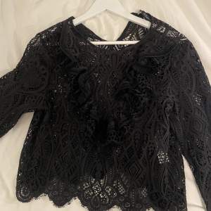 Säljer denna populära tröja från Zara! Storlek M. Kan skickas mot fraktkostnad. Köpt här på Plick, använd 1 gång av mig.🩷