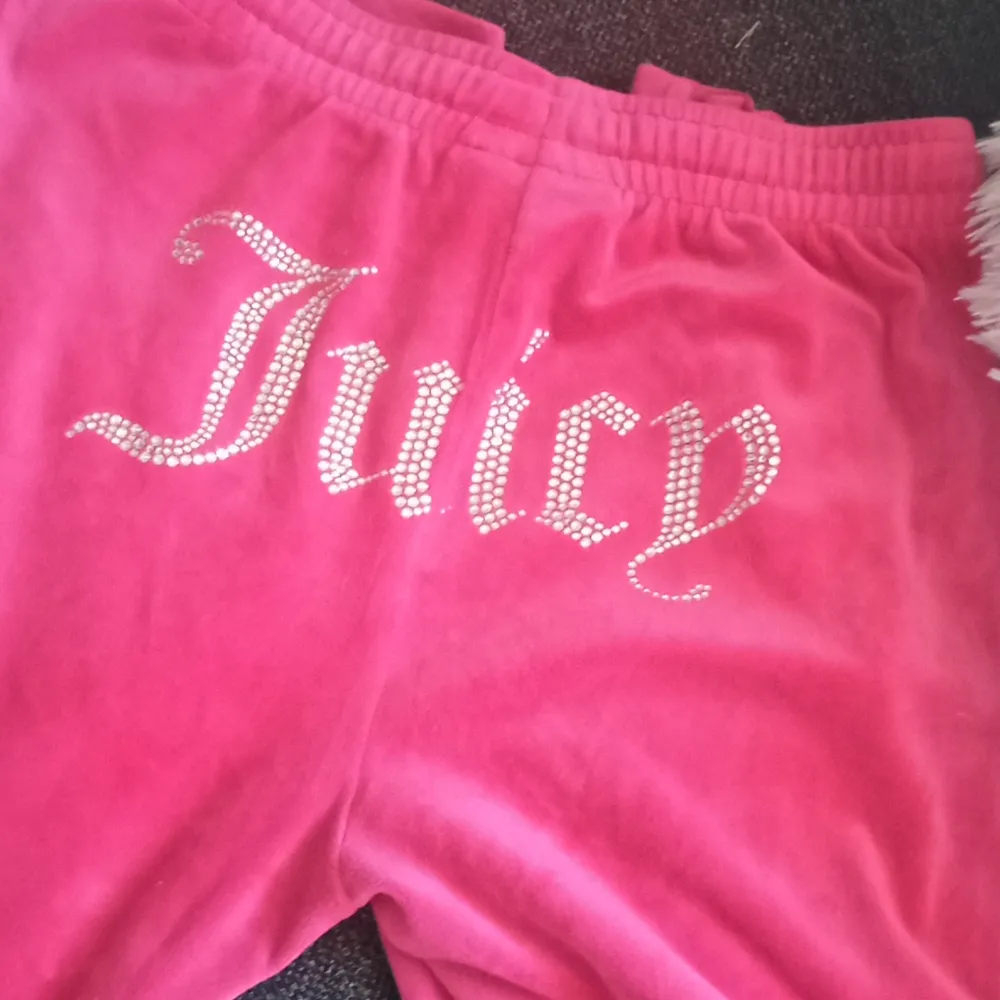 Säljer nu mina juicy Couture mjukis i färgen Neon Rosa storlek S men passar även M använda 1 gång då det var fel storlek. Så dom är näst intill nyskick. Kan postas även mötas i Borås dessa mjukis går inte att köpa längre om du inte köper dessa begagnade. . Jeans & Byxor.