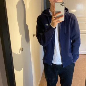 Lacoste ziphoodie - Zip hoodie med riktgt skön passform, säljer då jag inte använder längre. Inte en ända fläck eller hål finns på ziphoodin.