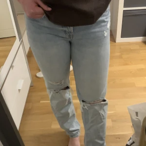 Jeans  - Snygga och riktigt bekväma jeans från h&m. Säljer pga att jag inte använder dom längre. Köparen står för frakt