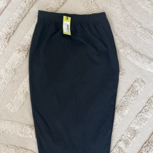 Knälång kjol - Knälång kjol från boohoo🌸 Den var lite för liten för mig och de va ingen idé att skicka tillbaka den✨ Lappar sitter kvar