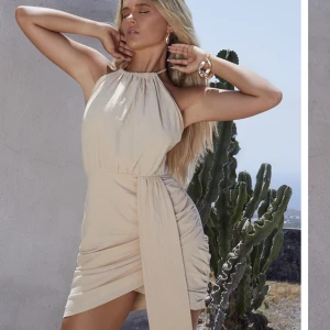 Klänning Prettylittlething - Säljer denna jättefina klänning från prettylittlething i Strl 38. Skulle säga att den passar en 36/38. Fick hem den men passar tyvärr inte mig, helt ny med prislappar kvar o endast provad.