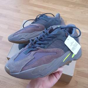 Säljer ett par Yeezy 700 Mauve Colorway I DS cond (rep 1:1) pga passar inte min stil.   Storlek 44 men 43 (size up). Condition: 10/10 ingen användning alls!  Köparen står för frakt, samfraktar gärna med andra varor! Möts även upp i sthlm! 