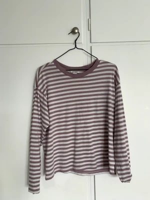 Tröja Monki  - Lila/vit randig. Använd men  mycket bra skick. Lite oversized. 