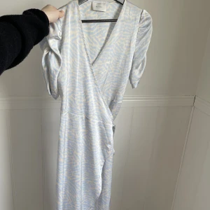 Klänning  - Mönstrad omlott långklänning, använd en gång 