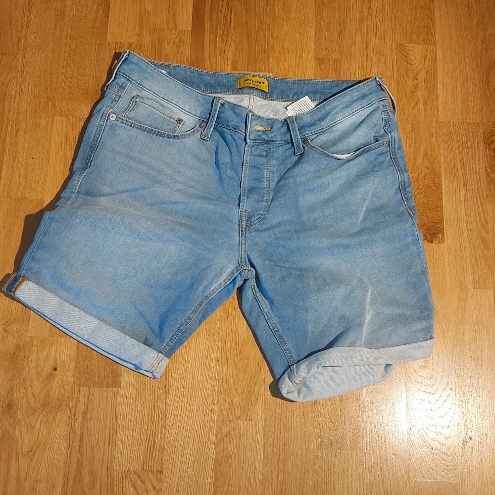 Ehj! Säljer ett par jeansshorts från jack & jones. Modell regular och storlek large.. Jeans & Byxor.