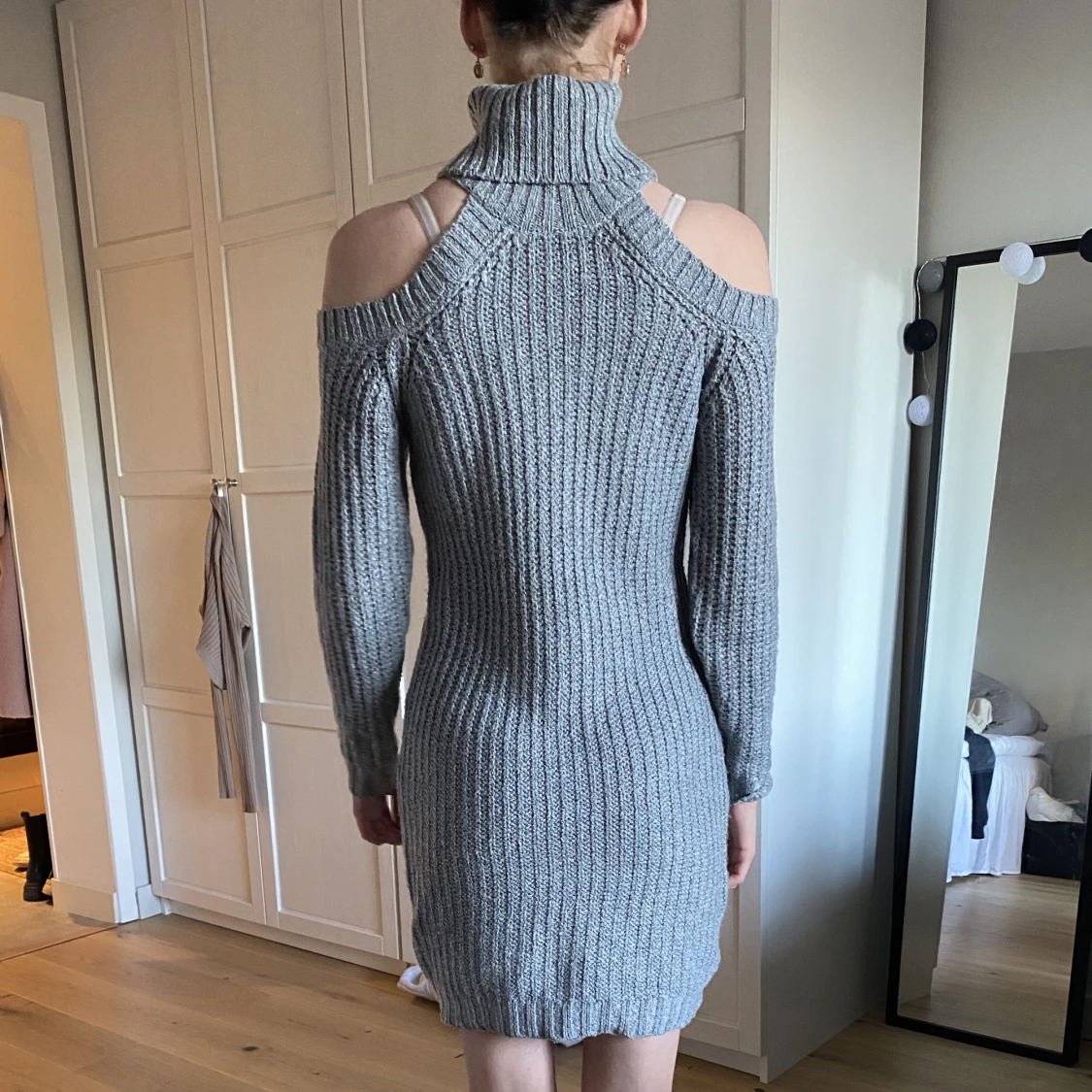 Grå stickad klänning - 90