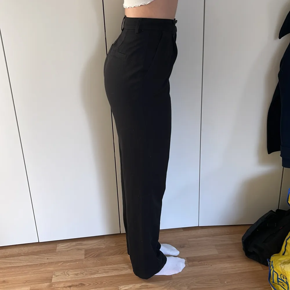 Svarta, vida, långa kostymbyxor i storlek 34. Från NA-KD Selma Omari. Modellen bär vanligtvis storlek 36 och är 168 cm lång.. Jeans & Byxor.