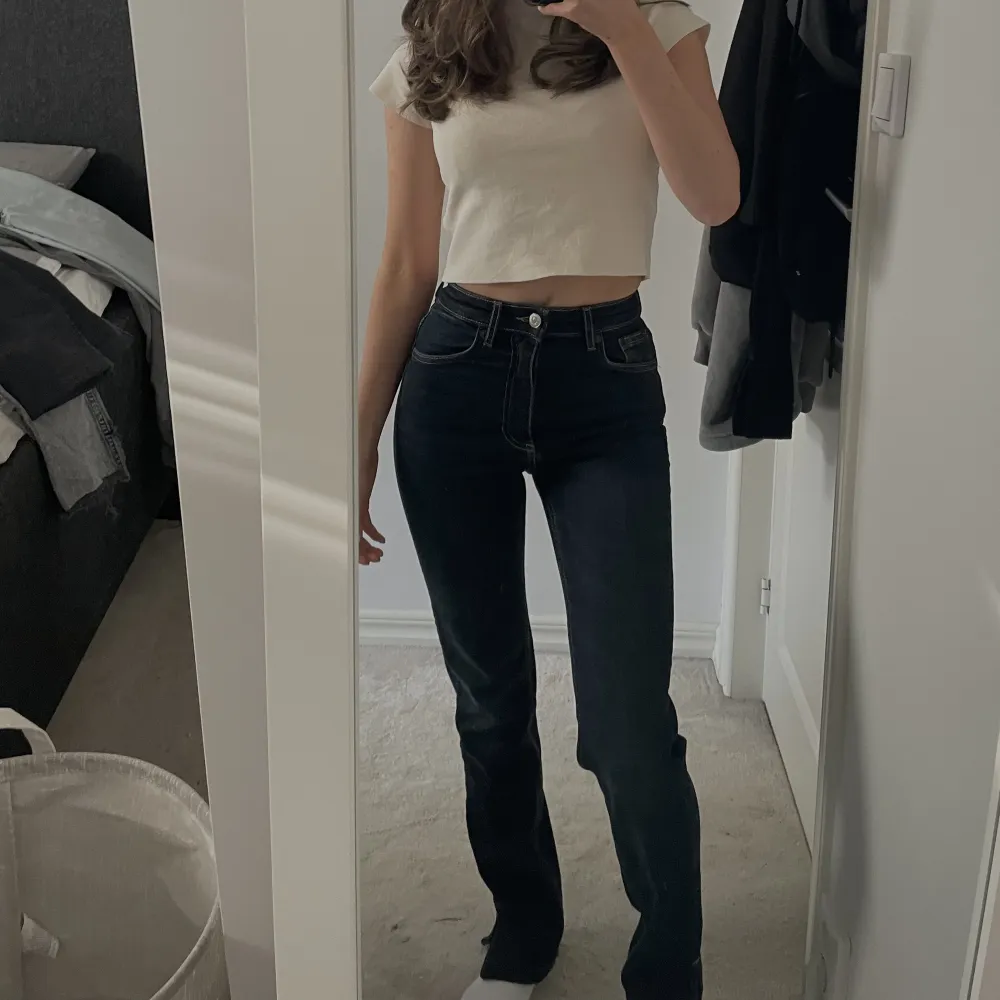 Mörkblå jeans med slits från Zara🪬 har sytt kortare (se bild 3) då jag är 154 cm lång. Använda väldigt fåtal gånger då jag inte tycker färgen passar mig, jättebra skick! Storlek 32🪬. Jeans & Byxor.