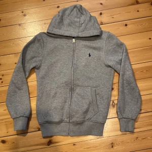 Polo Ralph Lauren zip hoodie  - En fin Ralph Lauren zip hoodie i ett bra skick. Köparen står alltid för frakten. Storlek M men funkar för både S och L.