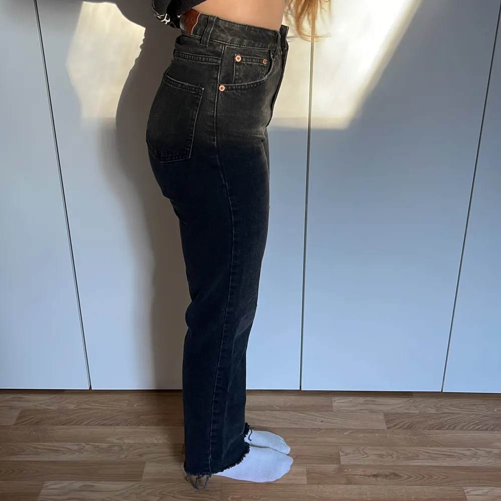Svarta straight jeans. Väldigt bra skick! Modellen bär vanligtvis storlek 36 och är 168cm lång.. Jeans & Byxor.
