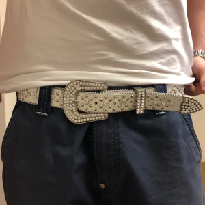 Tuttolente bälte - Tuttolente bälte i super skick, storlek 100cm men har hål mellan 100-80cm. Passar mig perfekt som har storlek 31-33 i midja. Inga fel på de, skicka för mer bilder😁