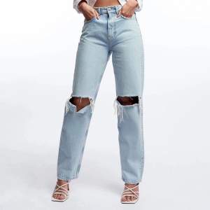 Säljer 90’s high waist jeans från ginatricot i storlek 40 då de tyvärr blivit för stora. Använda fåtal gånger så i jättefint skick. Kontakta mig vid fler bilder.