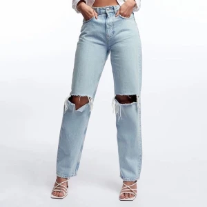 90’s high waist jeans - Säljer 90’s high waist jeans från ginatricot i storlek 40 då de tyvärr blivit för stora. Använda fåtal gånger så i jättefint skick. Kontakta mig vid fler bilder.