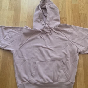 Rosa hoodie - En oanvänd lite mörkare rosa hoodie i storlek xs