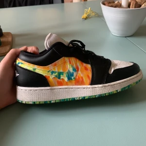 Air Jordan 1 - Vet ej vilken modell köpt för 1100 säljer eftersom dom är för små och jaga gillar inte dom längre pris kan diskuteras 