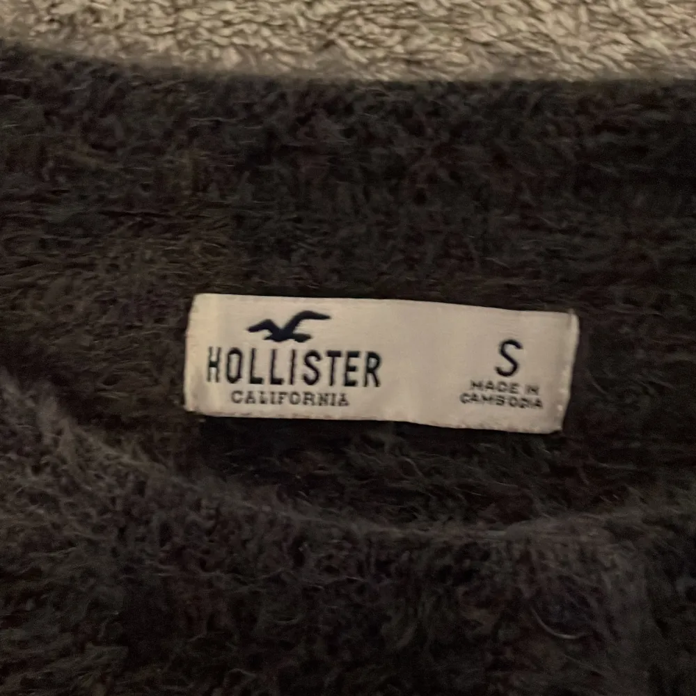 Säljer denna hollister tröjan då den inte kommer till användning. Färgen är mörkgrå, använd 2-3 gånger. Har inga defekter och är i nyskick!  Nypris är 400kr men säljer den för 200kr  Köparen står för frakten 🥰. Toppar.
