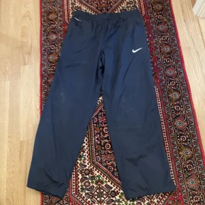 Nike trackpants - Säljer dessa superfina Nike trackpants i storlek L! Säljs pga att dem är för stora 😭lite smutsiga på bilden men tvättas såklart innan frakt!💖 dem går även att spänna åt i midjan!