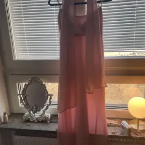 Flera års gammal (över 10+ år av mamma) vintage rosa långklänning  i gammalt skick. Finns flera fläckar längre ner.  Strl är mellan M-S och för stor för mig som är XS. Köp för 300