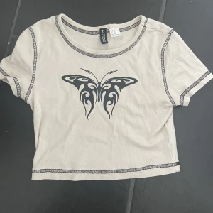 Y2k fjärils tröja/topp - Säljer denna jätte fina fjärils tröja som inte längre används! Kommer från H&M och väldigt bra kvalitet! 