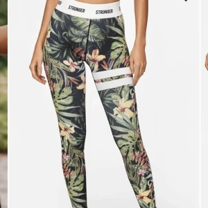 Stronger tights - Säljer dessa träningstights i storlek S💞Hör av er om ni är intresserade eller vill ha fler bilder ❤️