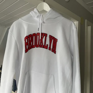 Vit hoddie  - Vit Brooklyn hoddie med röd text 