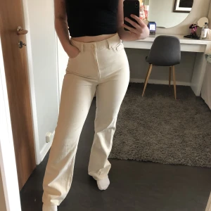 Biega jeans - Högmidjade jeans som är beiga. Storlek M