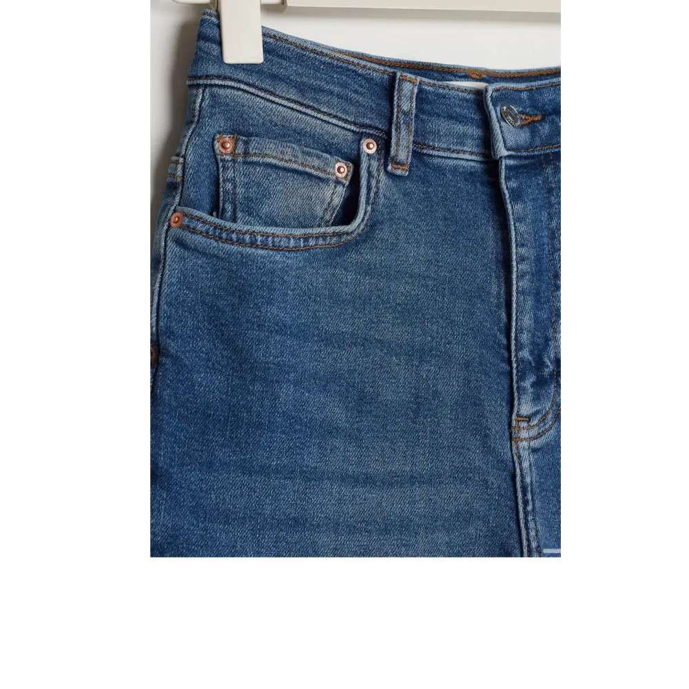 Mörkblå Mom jeans ifrån Gina tricot med stretch i storlek 40 (passar även mindre och större). Använda 1 gång. Köparen står för frakten. . Jeans & Byxor.