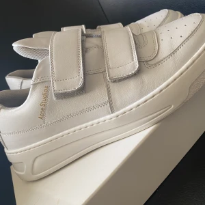 Acne Studios - Acne Studios Storlek 40 fit 41 Nypris 3500kr Mittpris 2000kr Condition 9/10