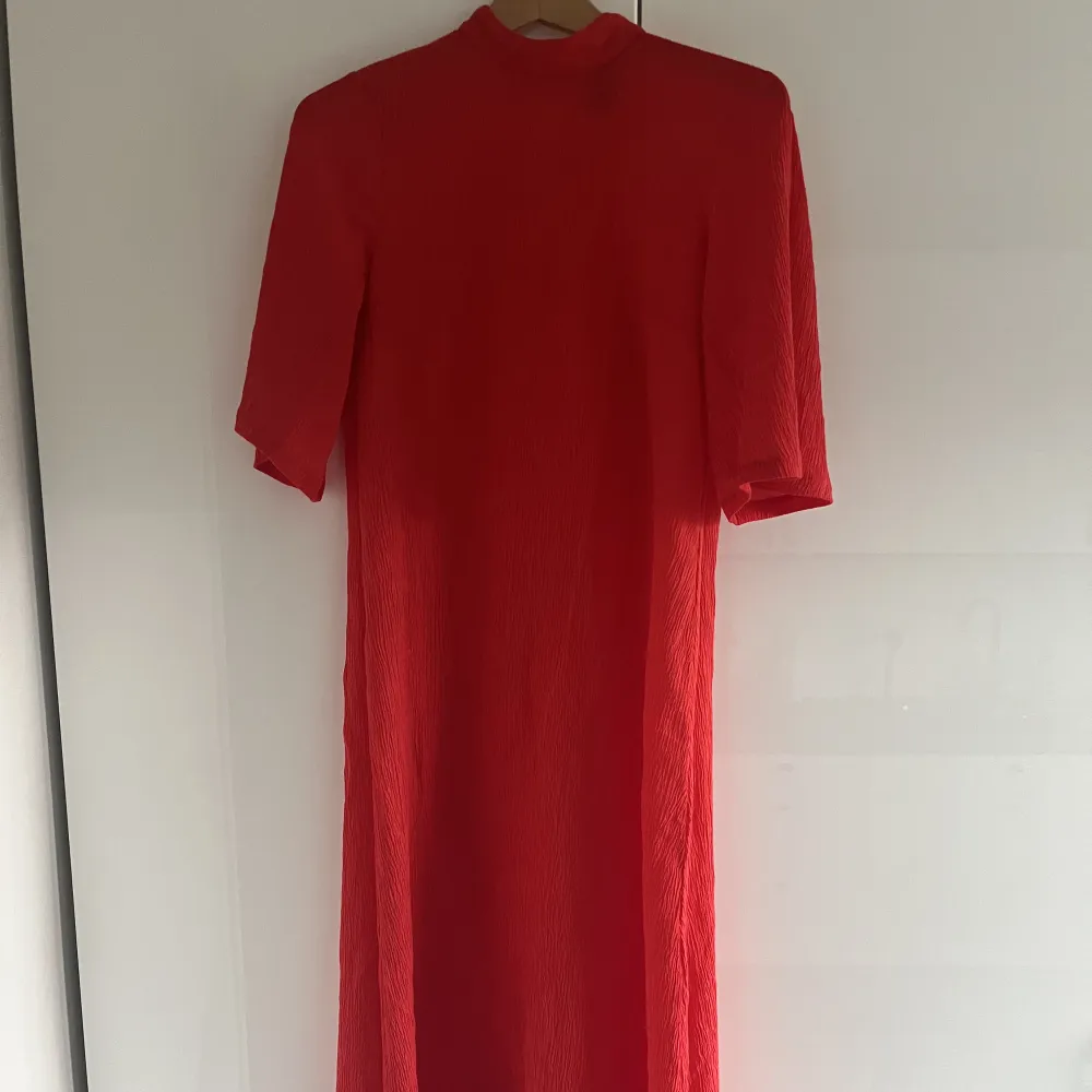 Röd klänning från Lindex. I fint tyg men lite skir. Man behöver någon underklänning eller annat under. Aldrig använd. Storlek XS, men skulle se mer som en S . Klänningar.