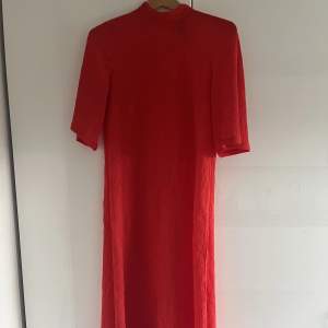 Röd klänning från Lindex. I fint tyg men lite skir. Man behöver någon underklänning eller annat under. Aldrig använd. Storlek XS, men skulle se mer som en S 
