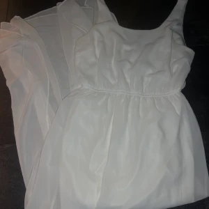 KLÄNNING - Oanvänd klänning ifrån gina.  Perfekt inför somnaren eller för dig som skall ta studenten!  🤍🤍nypris :- 359kr 