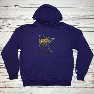 Märke: Champion Typ: Hoodie Färg: Lila Kroppstyp: Unisex Skick: Mycket Bra   Sparande av miljö  30x  lägre utsläpp jämfört med ny vara  Sparat vatten ca 3950 liter Sparat CO2 ca 6.8 kg