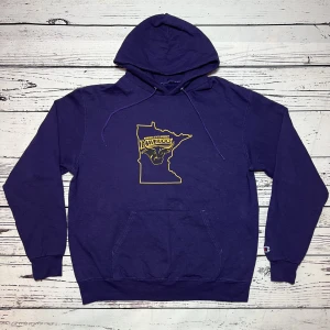 Champion Hoodie Lila (Minnesota State University) - Märke: Champion Typ: Hoodie Färg: Lila Kroppstyp: Unisex Skick: Mycket Bra   Sparande av miljö  30x  lägre utsläpp jämfört med ny vara  Sparat vatten ca 3950 liter Sparat CO2 ca 6.8 kg
