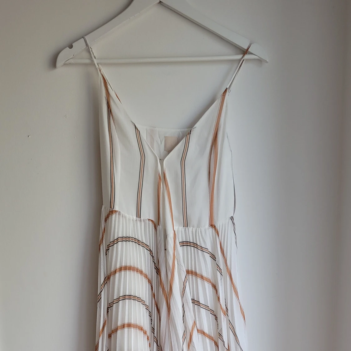 Flowy sommarklänning med omlottsnörning - 91