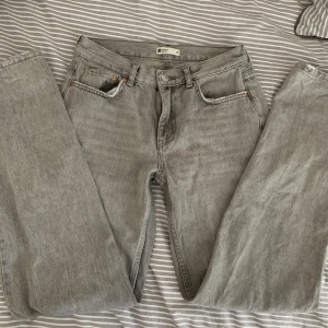 Grå low jeans - Fina low jeans från Gina som inte passade mig tyvärr💕 De är bara använda ett fåtal gånger!