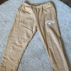 Mjukisbyxor🤎 - Mjukisbyxor med ett mjukt material inuti. Säljer dem pga att de inte kommer till användning och dem är heller aldrig använda🤎 Skriv om ni är intresserade