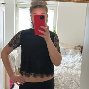 Spetstopp - Svart spetstopp som är perfekt till middag eller fest, säljer då den inte riktigt kommer till användning 