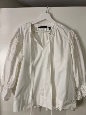 Vit blus  - Fin vit blus från Veromoda som aldrig har använts🥰 frakt i går i priset.