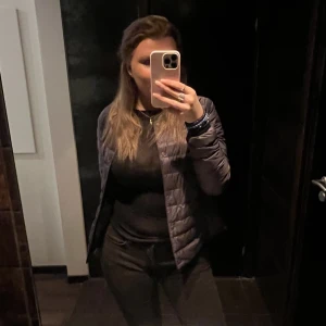 Uniqlo jacka - Mörkblå/grå uniqlo jacka. I fint skick, köptes i februari i år på uniqlos butik i Göteborg så inte så gammal. Nypris 799kr. Köparen står för frakten. Tryck inte på köp nu🥰