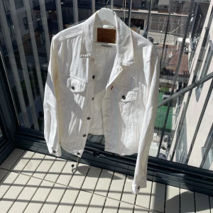 Levis jeans jacka - Storlek M, nästan som ny