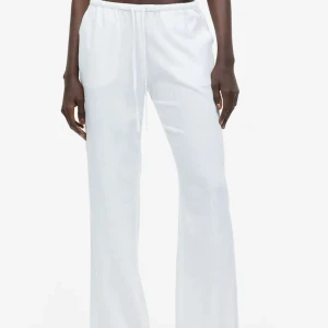 Hm linnebyxa - Säljer mina populära lågmidjade linnebyxor från hm i storlek S. Byxorna är använda vid ett tillfälle därav är skicket mycket bra utan defekter. 