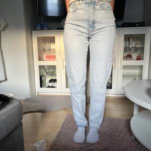 Jeans från Cotton:on från ASOS, är 168 cm, st 34 frakt ingår ej 