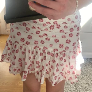 Blommig kjol - Blommig kort kjol från pull and bear. Aldrig använd med prislapp kvar! 
