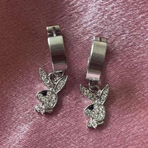 Playboy örhängen - Helt nya. Rostfritt stål så blir inte gröna.