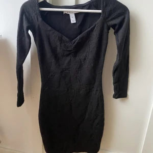 Svart klänning - Svart tight klänning från Nelly, frakt tillkommer🤍